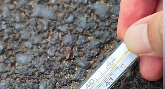 熱浪下的速干奇觀：天太熱 潑水5分鐘不到地面干了