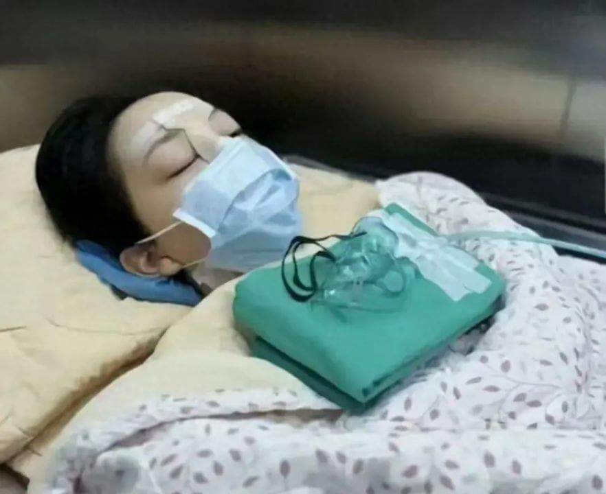 王菲女兒李嫣曬唇腭裂手術(shù)照，展現(xiàn)無盡勇氣