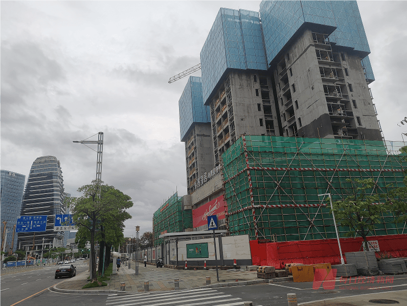 深圳首個“競現房”項目開盤賣了20多億元，有購房者反映部分戶型存在“對視”問題