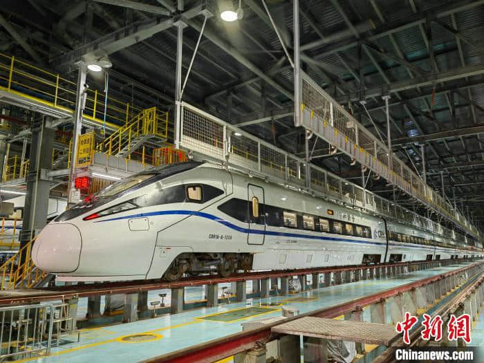 梅龍高鐵開通前夕 他們徹夜檢修為動車組保駕護航