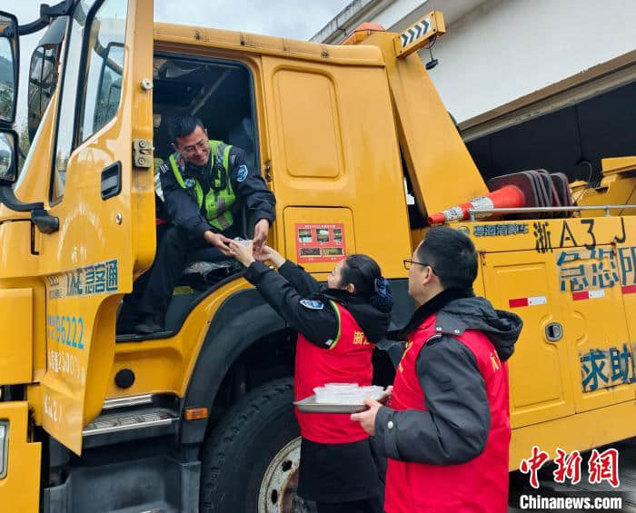 浙江多地推元宵節溫情服務：燈火映團圓 歸途皆暖意